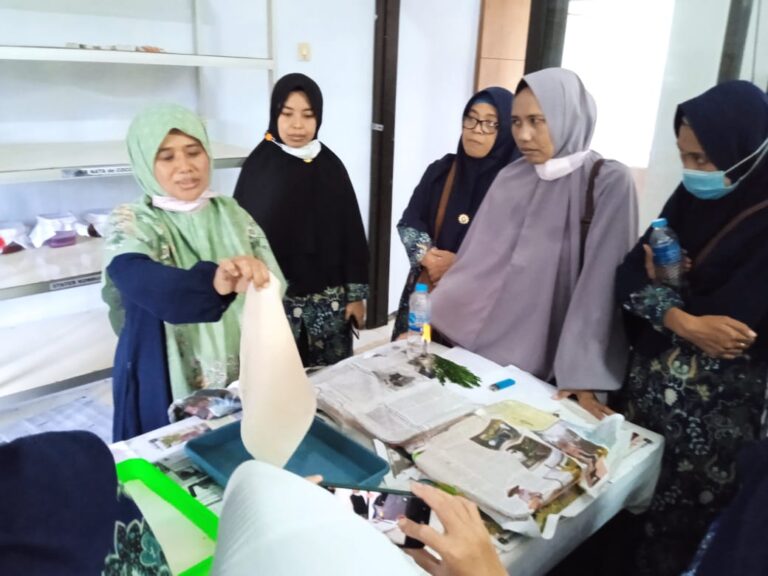 Berkunjung ke Malang, Guru SMA Muhammadiyah 1 Sumenep kursus Budidaya Jamur dan Nata de Coco di UMM