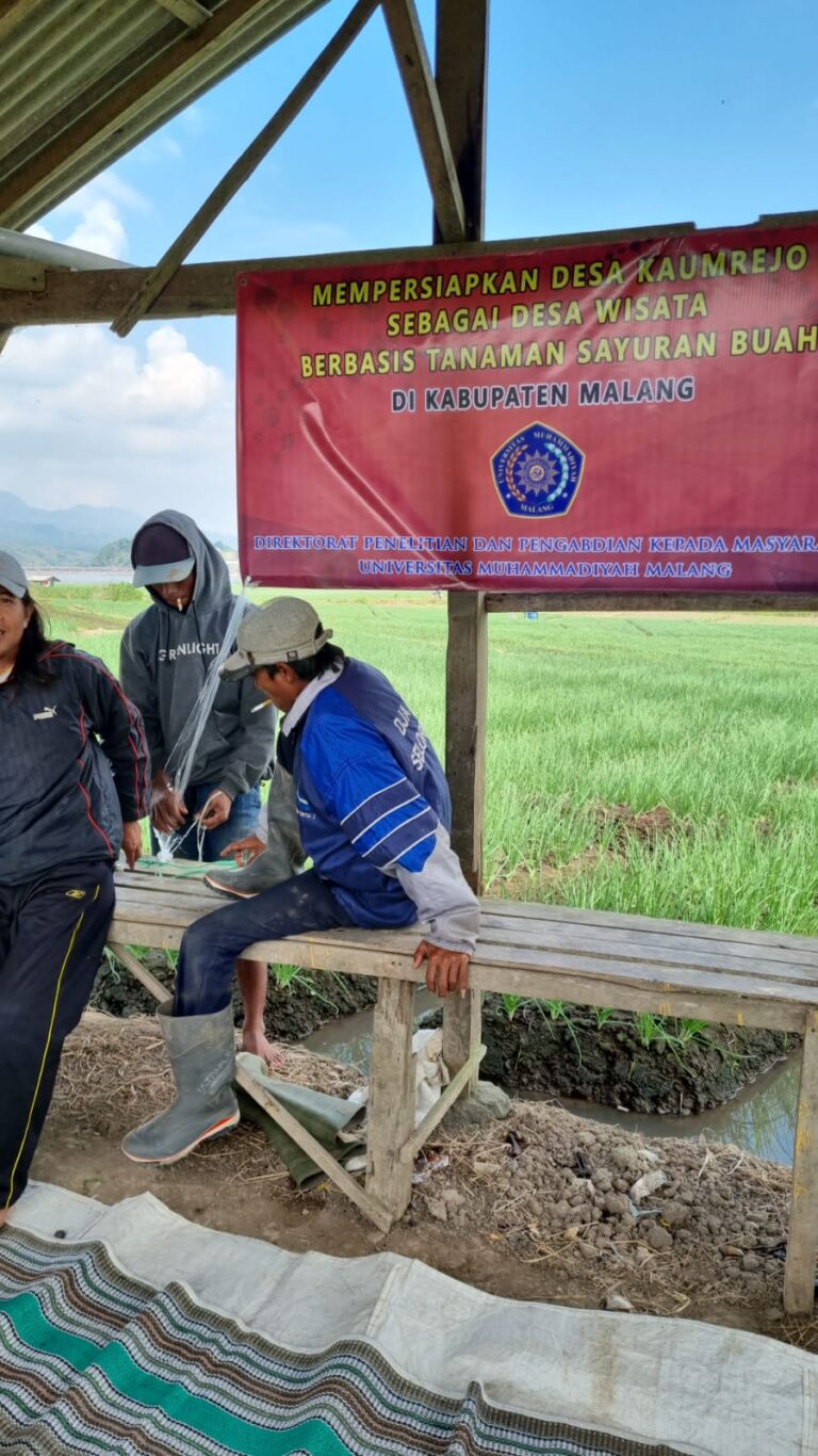 Pengabdian Masyarakat: MEMPERSIAPKAN DESA KAUMREJO SEBAGAI DESA WISATA BERBASIS TANAMAN SAYURAN BUAH